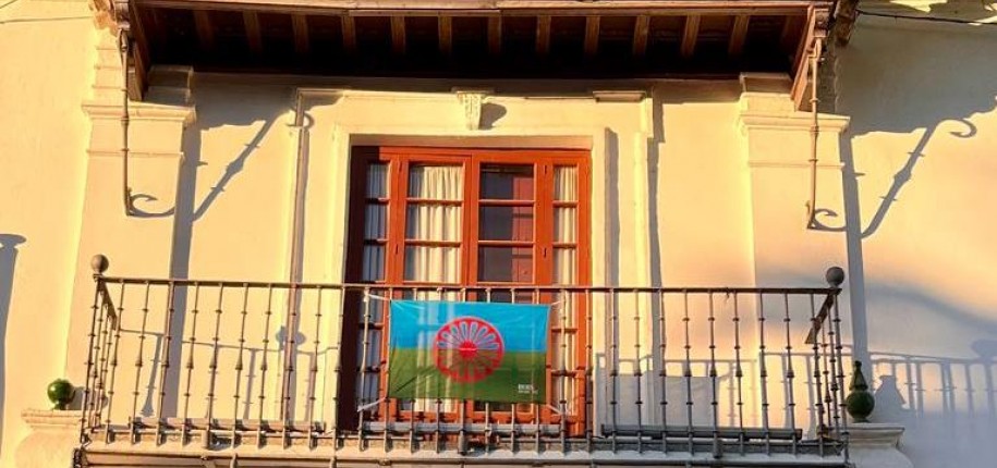 Solicitan que los balcones de España se engalanen con la bandera gitana el  día 8 de abril